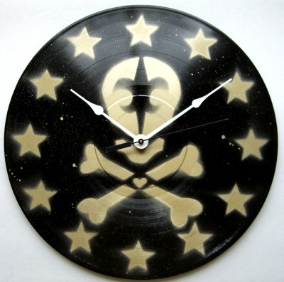 black and gold skull de lis clock